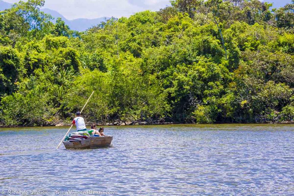 Imagem de um barco de pescador com duas pessoas em uma linda tarde.